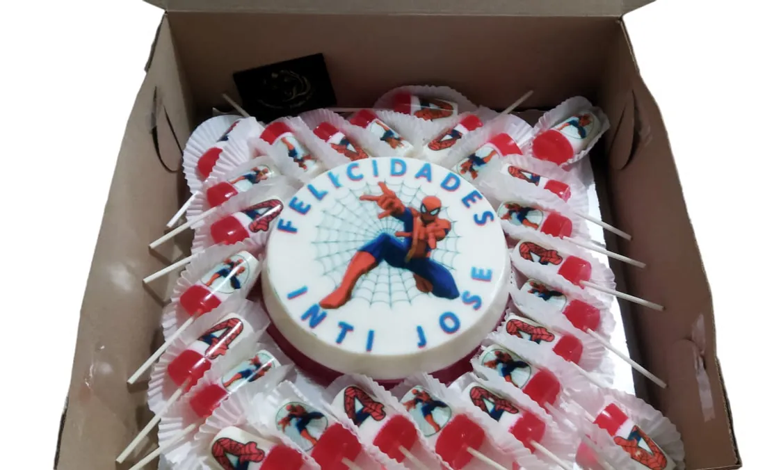 Gelatina grande de Spider-Man rodeada de gelatinas en paleta con imagen comestible